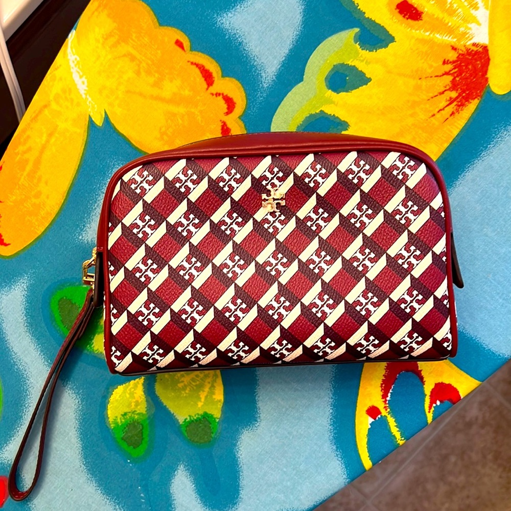 Tory Burch zipper pouch. In GREAT used condition!